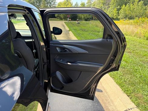 Used 2025 Chevrolet TrailBlazer LS w/ LS Convenience Package AWD/4WD image 31