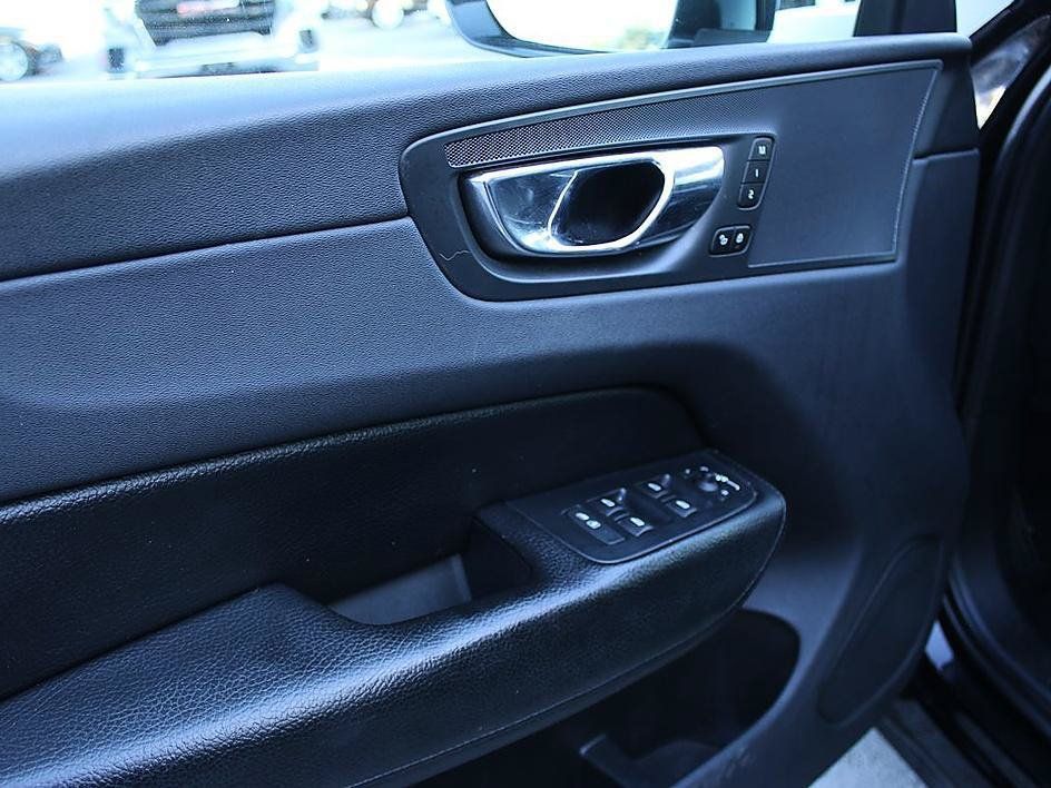 Used 2019 Volvo XC60 T5 Momentum w/ Premium Package FWD image 11