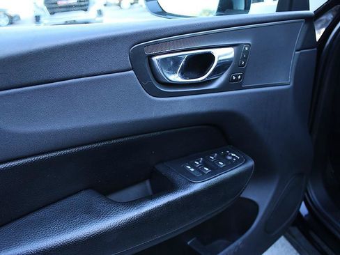 Used 2019 Volvo XC60 T5 Momentum w/ Premium Package FWD image 11