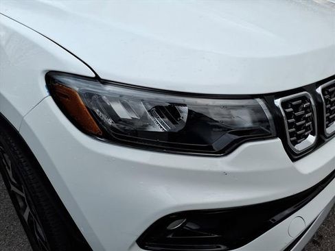 Used 2025 Jeep Compass Limited image 3