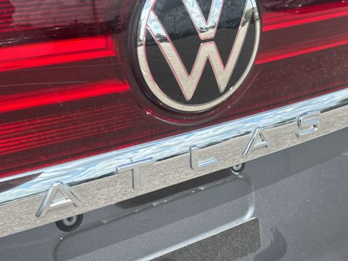 Used 2024 Volkswagen Atlas SE w/ Panoramic Sunroof Package FWD image 19