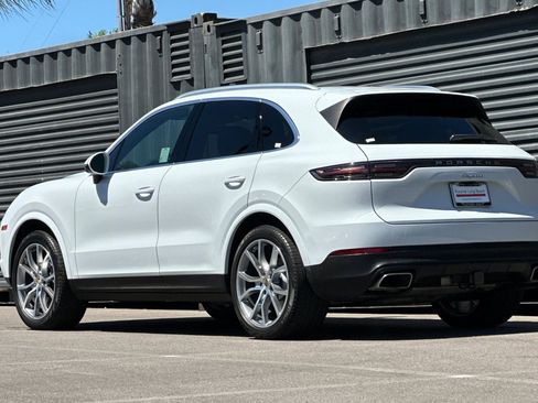Certified 2023 Porsche Cayenne w/ Premium Package AWD/4WD image 3