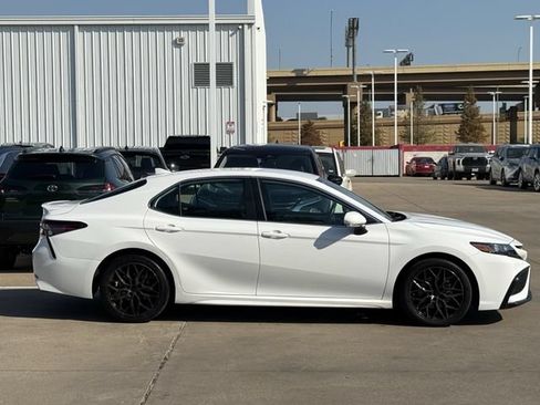 Used 2023 Toyota Camry SE FWD image 3