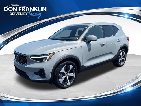Used 2025 Volvo XC40 B5 Plus AWD/4WD image 1
