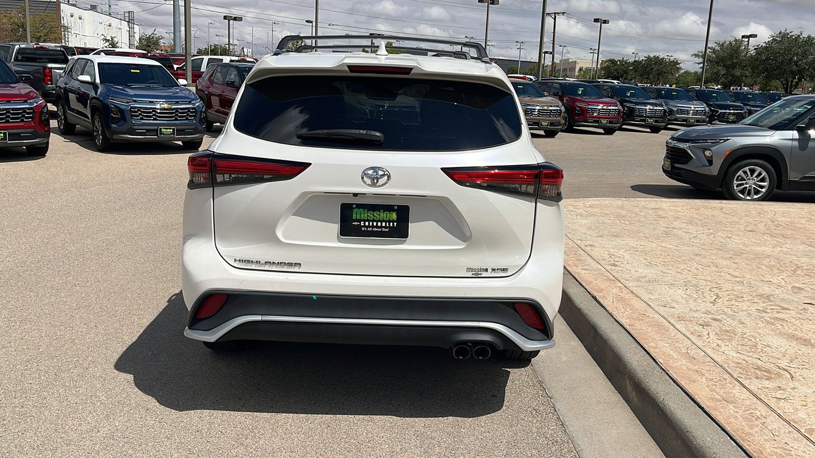 Used 2021 Toyota Highlander XSE FWD image 7