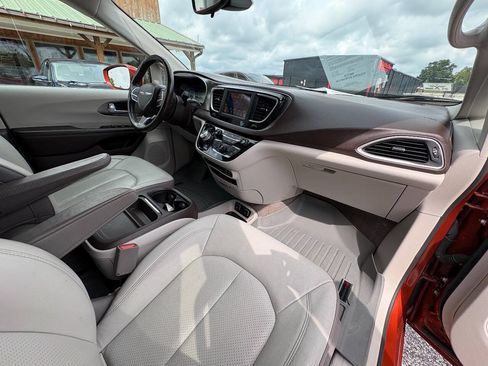Used 2018 Chrysler Pacifica Touring-L FWD image 29