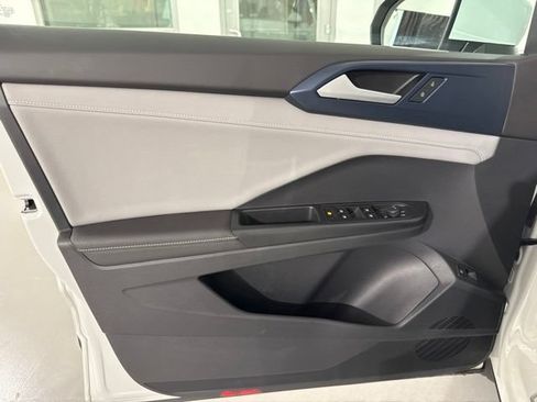 Used 2024 Volkswagen Taos SE w/ Panoramic Sunroof Package AWD/4WD image 16