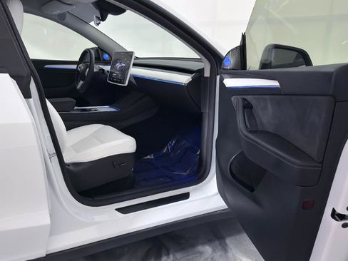 Used 2023 Tesla Model Y Long Range AWD/4WD image 24