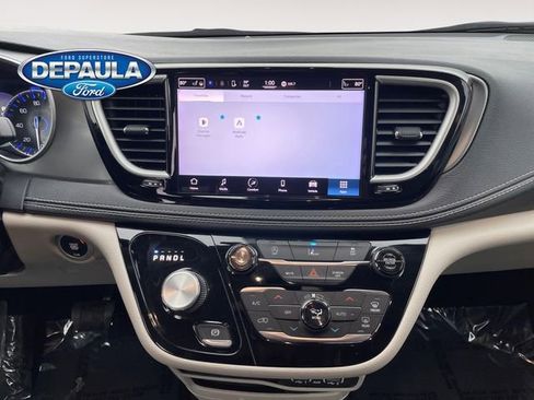 Used 2022 Chrysler Pacifica Touring-L image 14