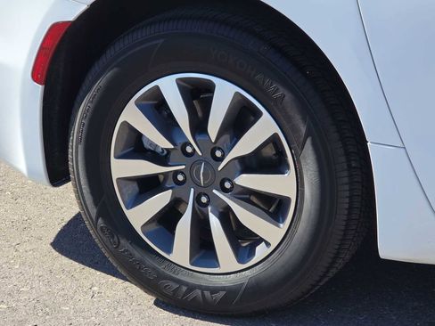 Used 2024 Chrysler Pacifica Select image 12