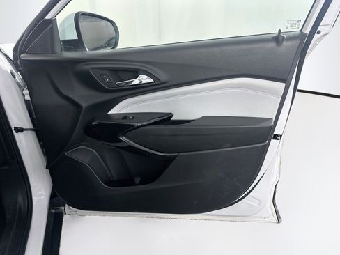 Used 2025 Chevrolet Trax LT FWD image 29
