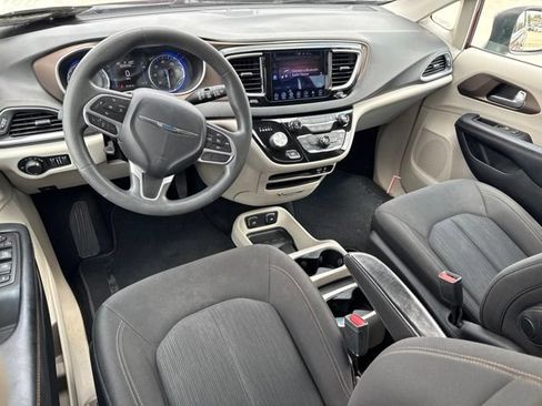 Used 2017 Chrysler Pacifica Touring FWD image 5
