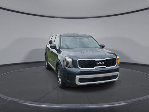 Used 2024 Kia Telluride LX FWD image 3