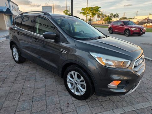 Used 2018 Ford Escape SE FWD image 2
