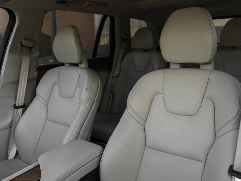 Used 2022 Volvo XC90 T6 Momentum w/ Advanced Package image 21