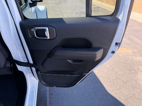 Used 2025 Jeep Wrangler Unlimited Sahara image 31