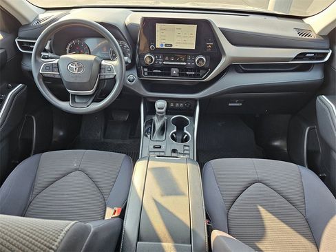 Used 2023 Toyota Highlander L image 15