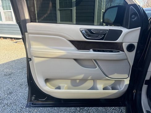 Used 2019 Lincoln Navigator Reserve image 18