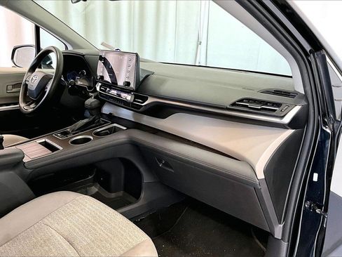 Used 2022 Toyota Sienna LE image 28