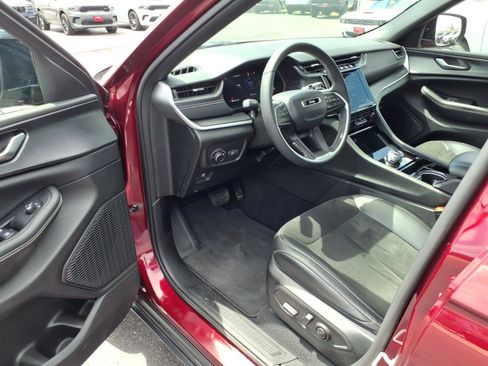 Used 2023 Jeep Grand Cherokee Altitude AWD/4WD image 11