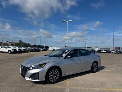 Certified 2025 Nissan Altima 2.5 SV FWD image 9