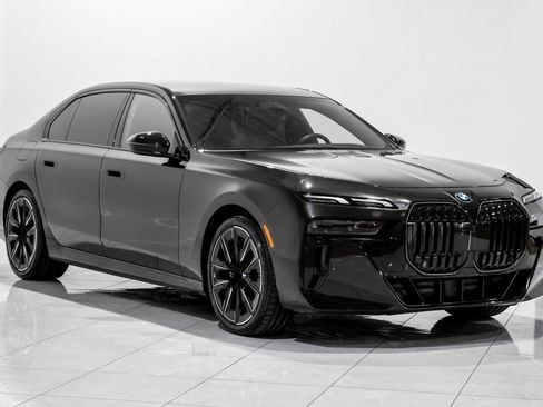 Used 2025 BMW 760i xDrive image 3