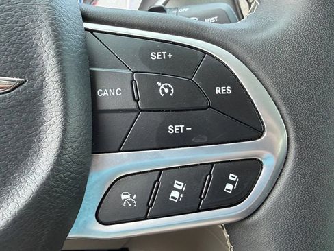 Used 2024 Chrysler Pacifica Touring-L FWD image 24