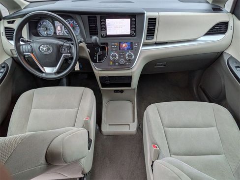 Used 2018 Toyota Sienna L image 17