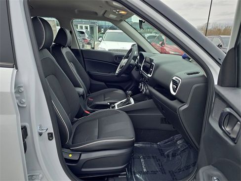 Used 2025 Hyundai Venue Limited image 24
