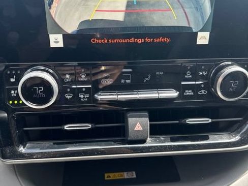 Used 2023 Toyota Highlander Limited FWD image 12
