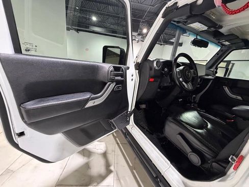 Used 2017 Jeep Wrangler Unlimited Rubicon image 11