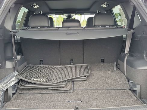 Used 2022 Volkswagen Tiguan SE R-Line image 9