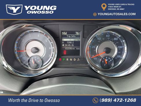 Used 2016 Chrysler Town & Country Touring-L FWD image 13