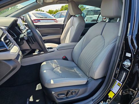 Used 2023 Toyota Camry SE FWD image 4
