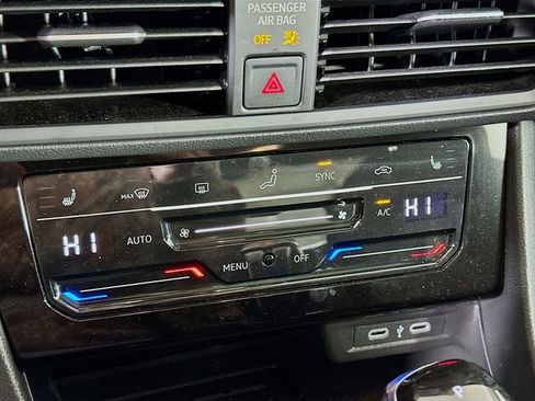 Used 2025 Volkswagen Jetta SE w/ Sunroof Package image 16