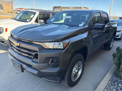 Used 2024 Chevrolet Colorado W/T image 2
