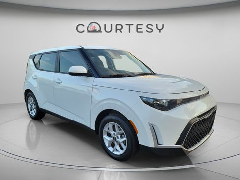 Used 2025 Kia Soul LX w/ LX Technology Package FWD image 5