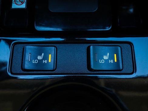 Used 2022 Toyota Prius XLE image 10