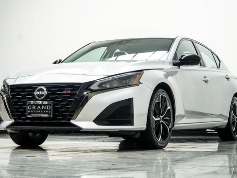 Used 2024 Nissan Altima 2.5 SR FWD image 8