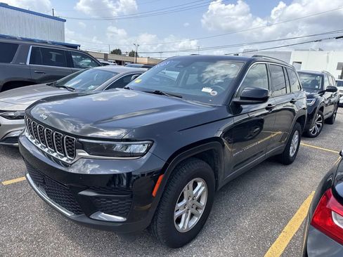Used 2023 Jeep Grand Cherokee Laredo RWD image 4