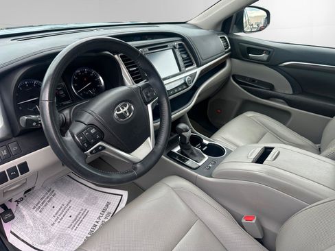 Used 2015 Toyota Highlander Limited w/ Driver Technology Package AWD/4WD image 10
