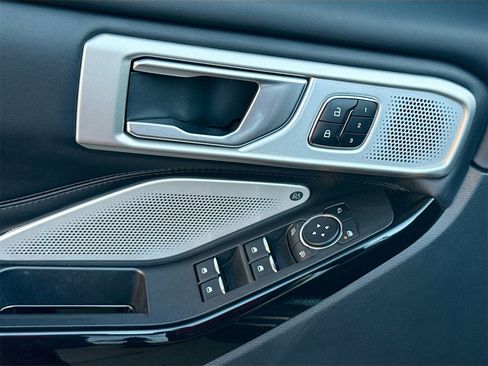 Used 2023 Ford Explorer Platinum w/ Technology Package image 18