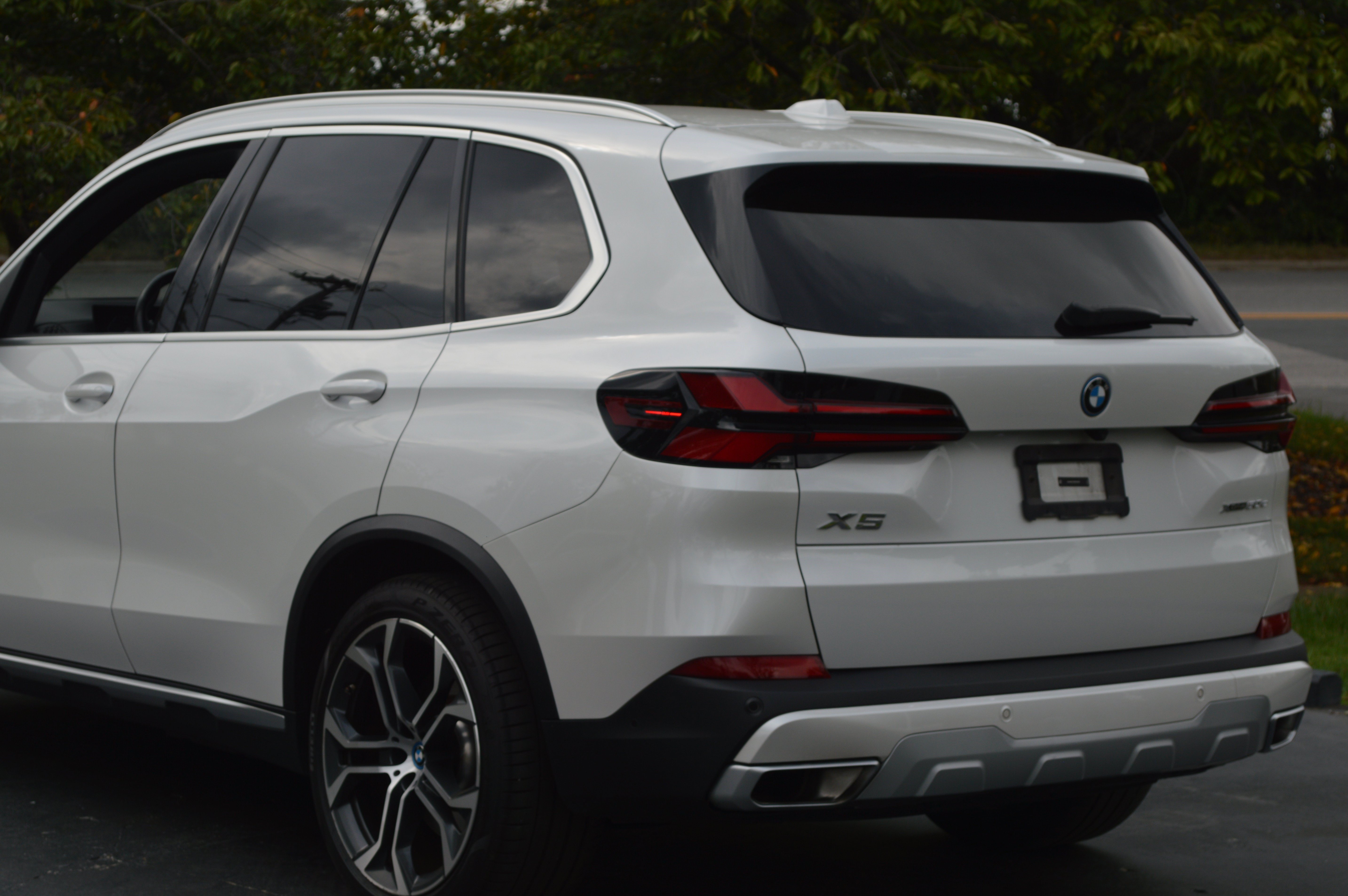 Used 2024 BMW X5 xDrive50e w/ Premium Package AWD/4WD image 3