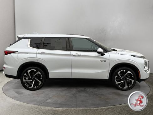 Used 2024 Mitsubishi Outlander SE image 8