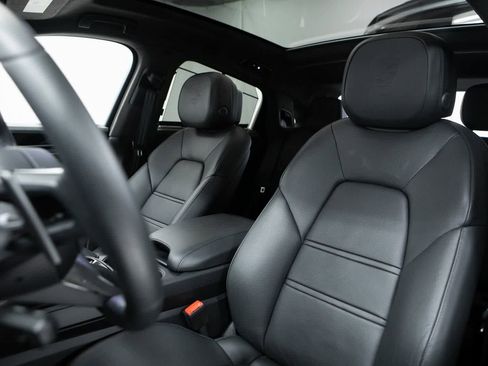Certified 2025 Porsche Cayenne Turbo image 5