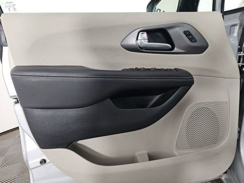 Used 2024 Chrysler Pacifica Touring-L image 11