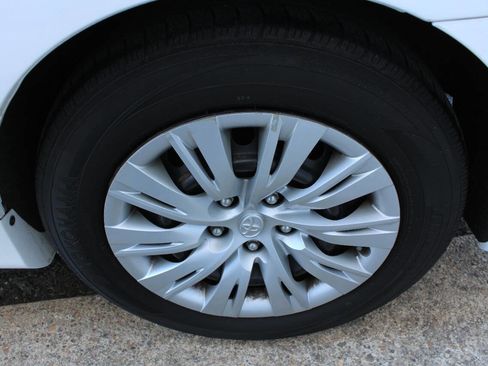 Used 2012 Toyota Camry LE image 8