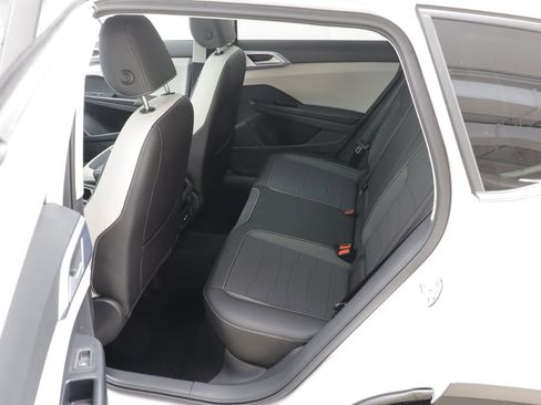 Used 2026 Volkswagen Taos SE image 14