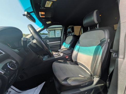 Used 2017 Ford Explorer XLT w/ Equipment Group 202A FWD image 11