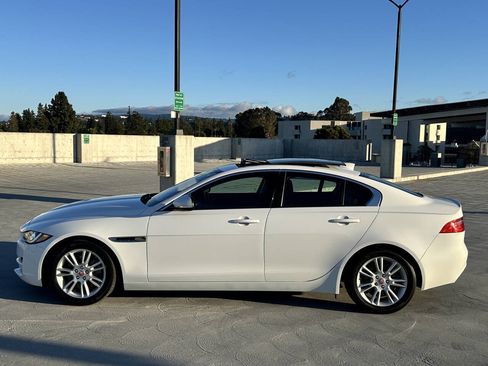Used 2017 Jaguar XE Premium RWD image 5